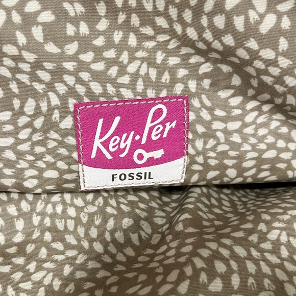 FOSSIL QUILTED FLOWER PRNT/LEATHER OUTSIDE w/WAX LINED FABRIC INSIDE TABLET CASE - Picture 4 of 9